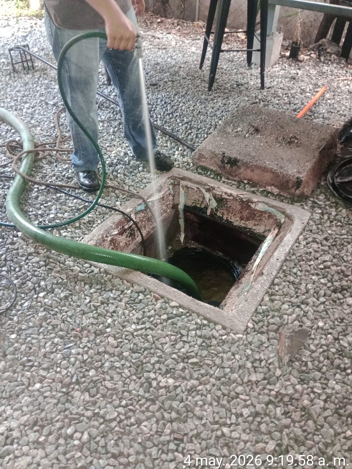 Plomero de Plomería Sinaí limpiando pozo de absorción en Guatemala